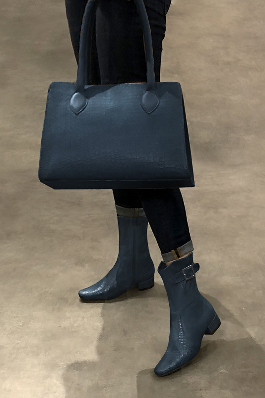 Boots femme : Boots avec des boucles sur le côté couleur bleu denim. Bout rond. Petit talon bottier. Vue porté - Florence KOOIJMAN