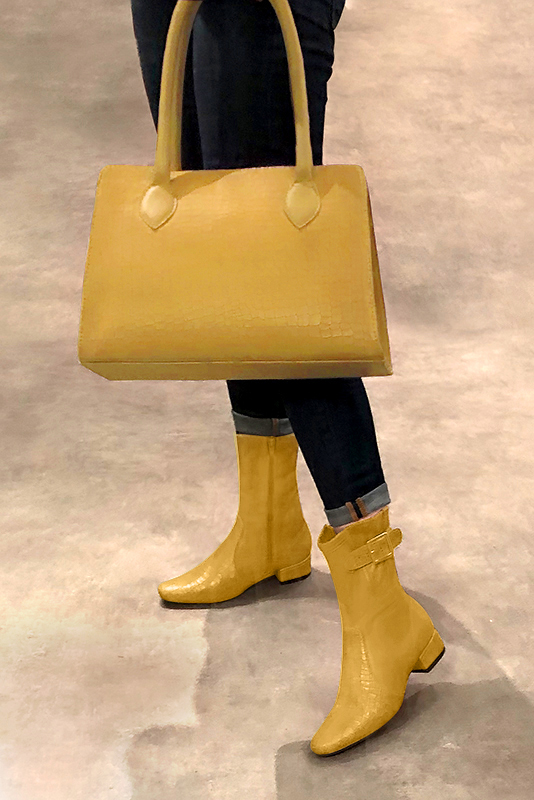 Boots femme : Boots avec des boucles sur le côté couleur jaune ocre. Bout rond. Petit talon bottier. Vue porté - Florence KOOIJMAN