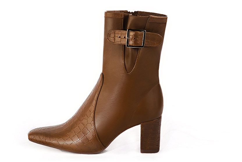Boots femme : Boots avec des boucles sur le côté couleur marron caramel. Bout carré. Talon mi-haut bottier. Vue de profil - Florence KOOIJMAN