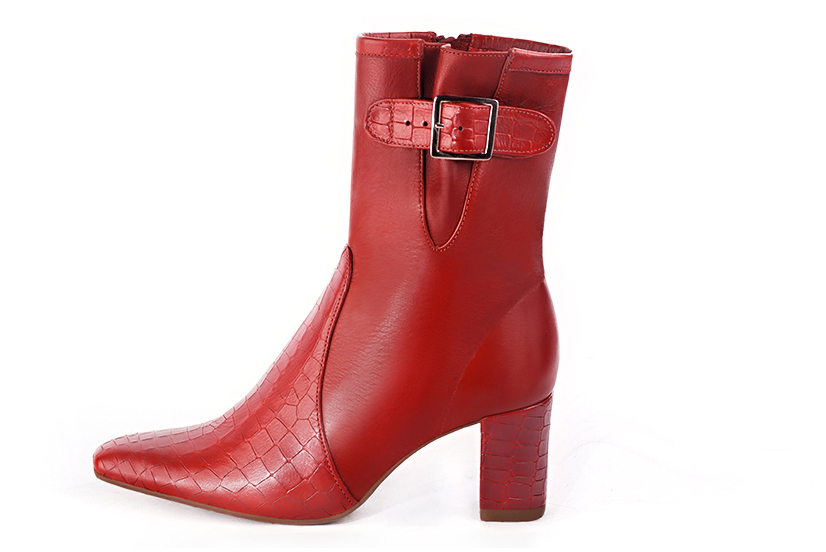 Boots femme : Boots avec des boucles sur le côté couleur rouge coquelicot. Bout carré. Talon mi-haut bottier. Vue de profil - Florence KOOIJMAN