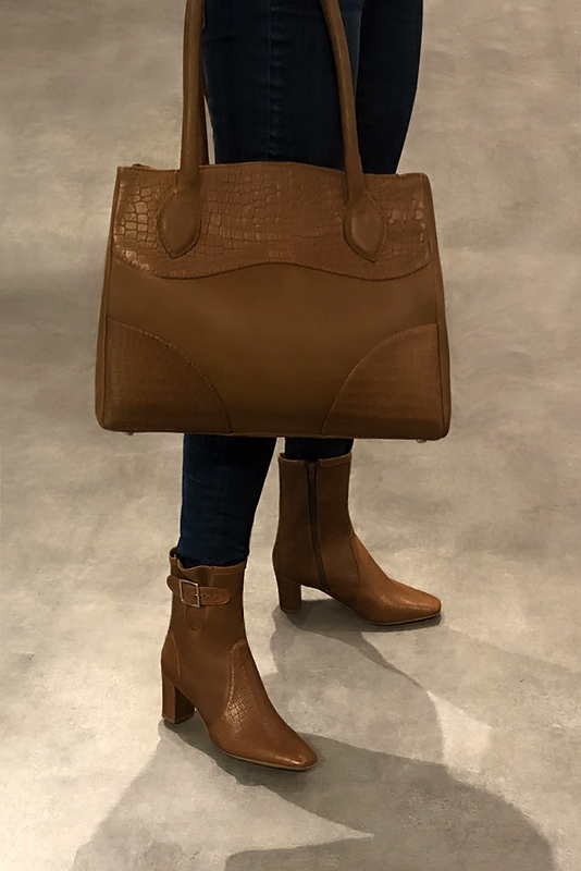 Boucles, sac et ceinture assortis couleur marron caramel - Florence KOOIJMAN