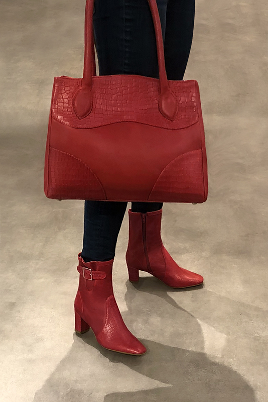 Boots femme : Boots avec des boucles sur le côté couleur rouge coquelicot. Bout carré. Talon mi-haut bottier. Vue porté - Florence KOOIJMAN