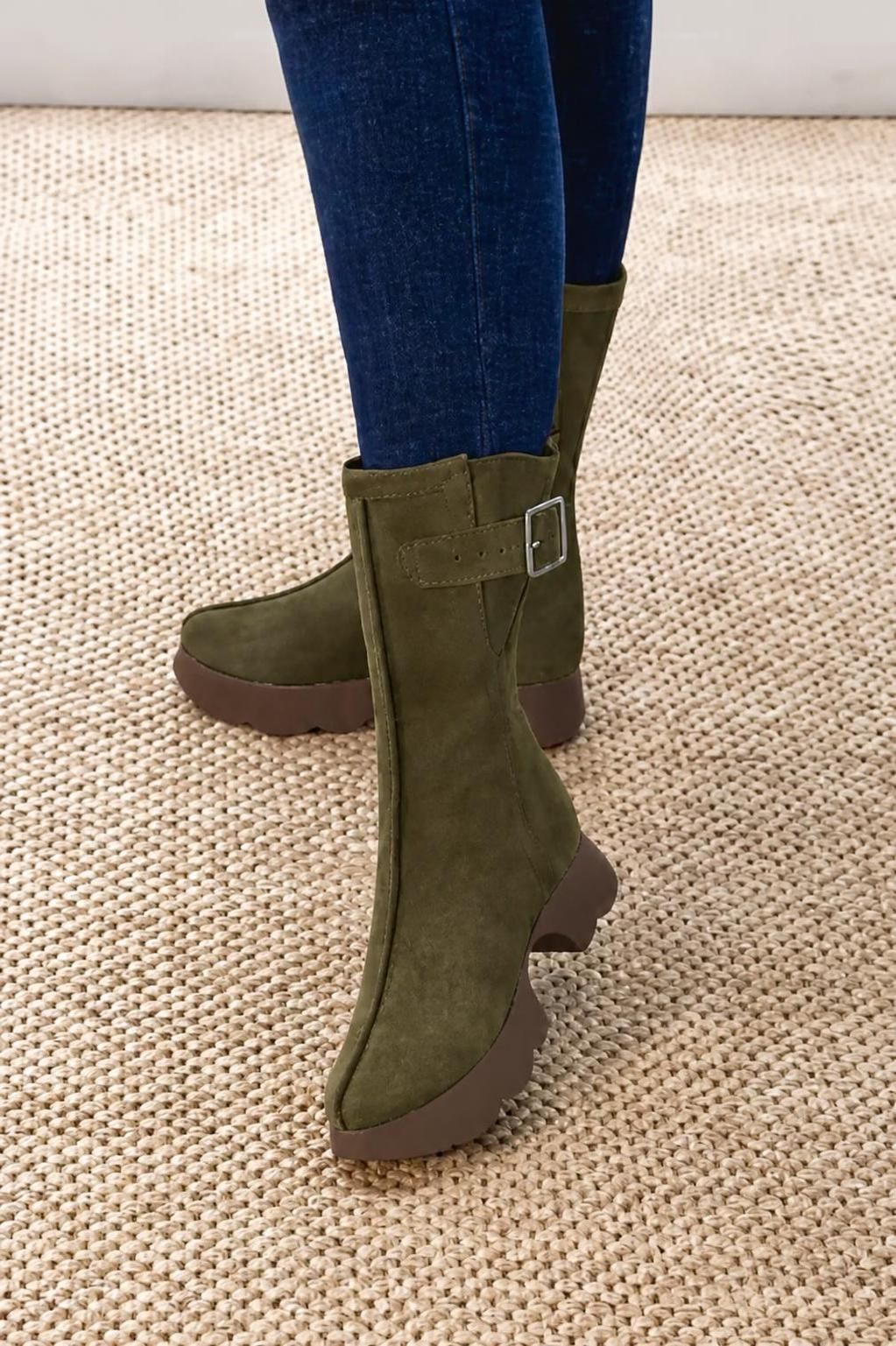 Bottines avec un zip intérieur pour femme en cuir kaki avec bout rond et semelle épaisse et sculpturale en gomme - Vue du dessus