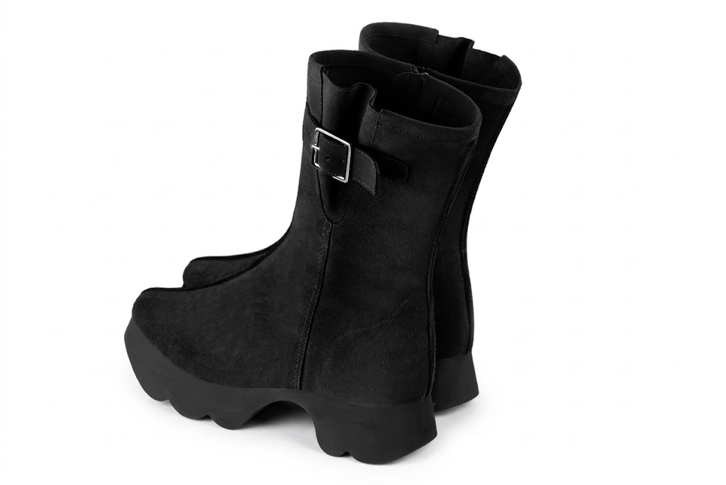 Bottines avec un zip intérieur pour femme en cuir noir mat avec bout rond et semelle épaisse et sculpturale en gomme - Vue arrière