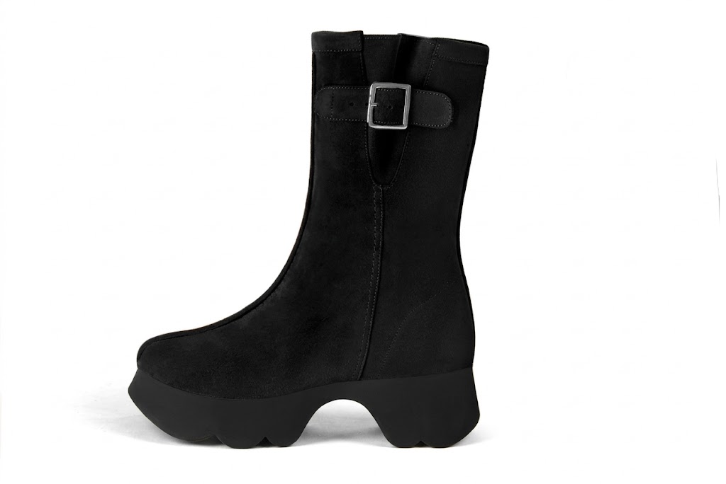 Bottines avec un zip intérieur pour femme en cuir noir mat avec bout rond et semelle épaisse et sculpturale en gomme - Vue de profil