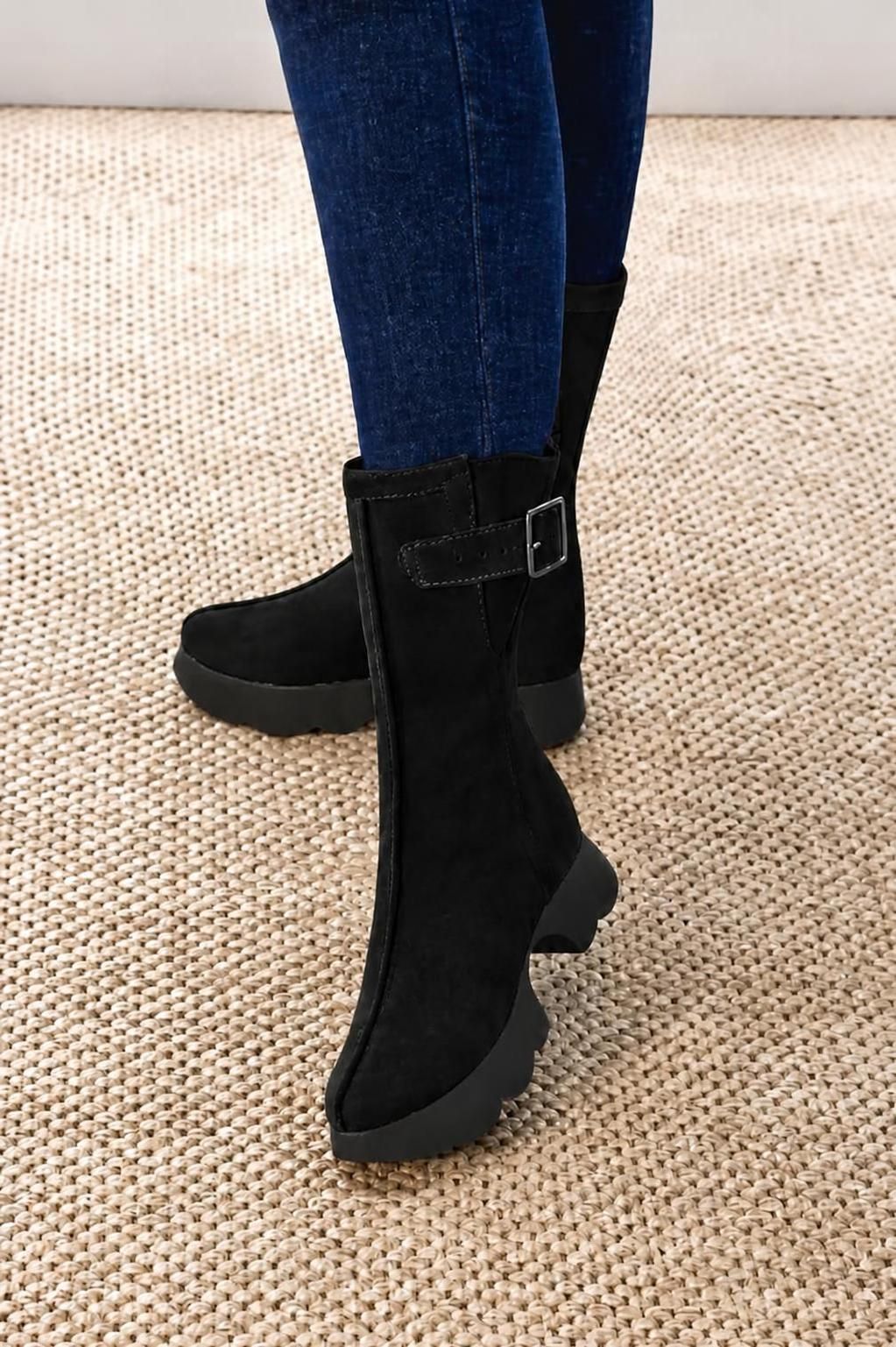 Bottines avec un zip intérieur pour femme en cuir noir mat avec bout rond et semelle épaisse et sculpturale en gomme - Vue du dessus