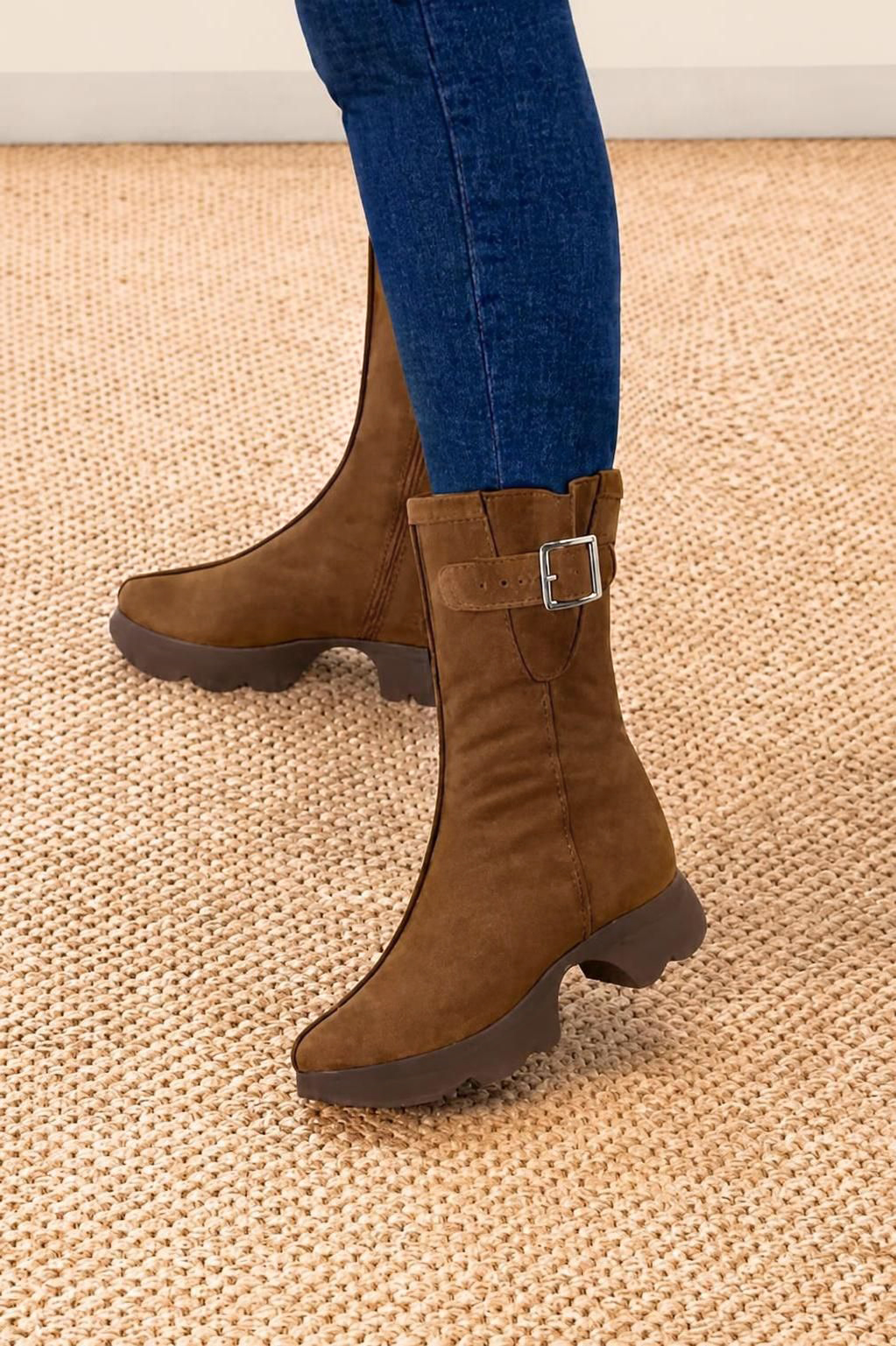 Bottines avec un zip intérieur pour femme en cuir cognac avec bout rond et semelle épaisse et sculpturale en gomme - Vue du dessus