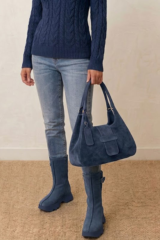 Bottines habillées femme zip côté intérieur en cuir bleu denim à semelle en gomme et bout rond - Vue porté