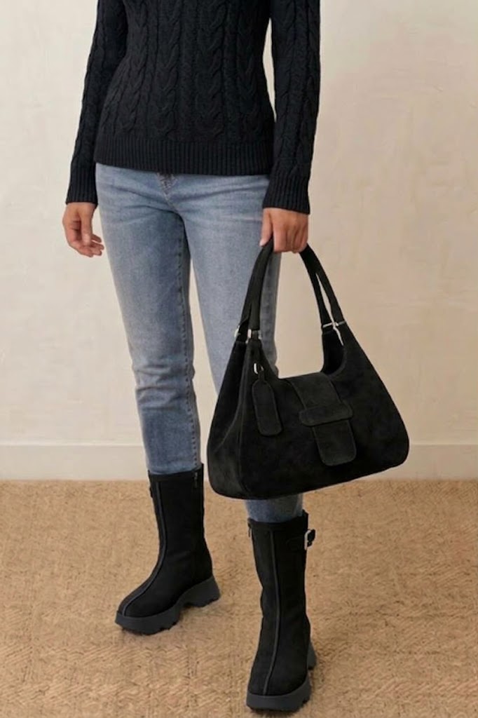 Bottines avec un zip intérieur pour femme en cuir noir mat avec bout rond et semelle épaisse et sculpturale en gomme - Vue porté