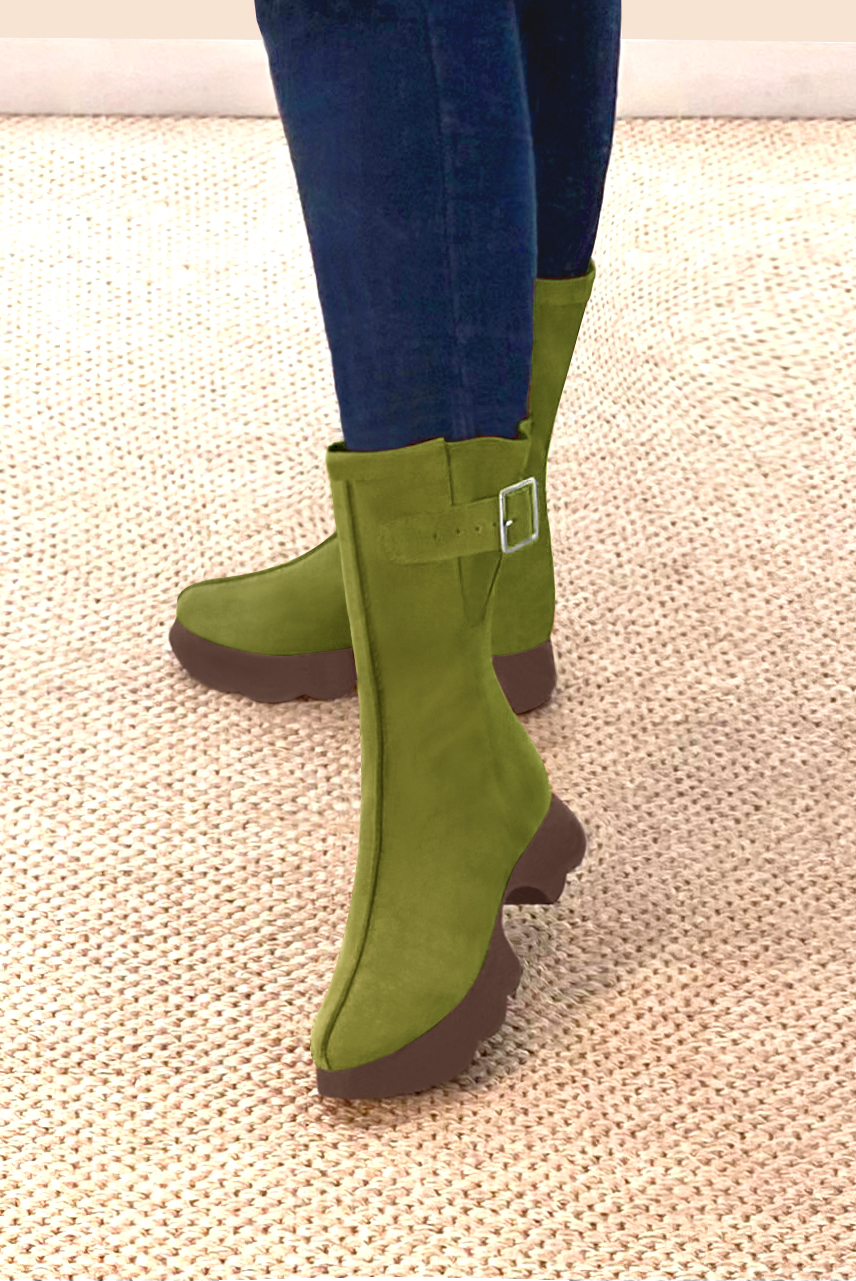 Boots femme : Boots fermeture éclair à l'intérieur couleur vert pistache. Bout rond. Semelle gomme petit talon. Vue porté - Florence KOOIJMAN