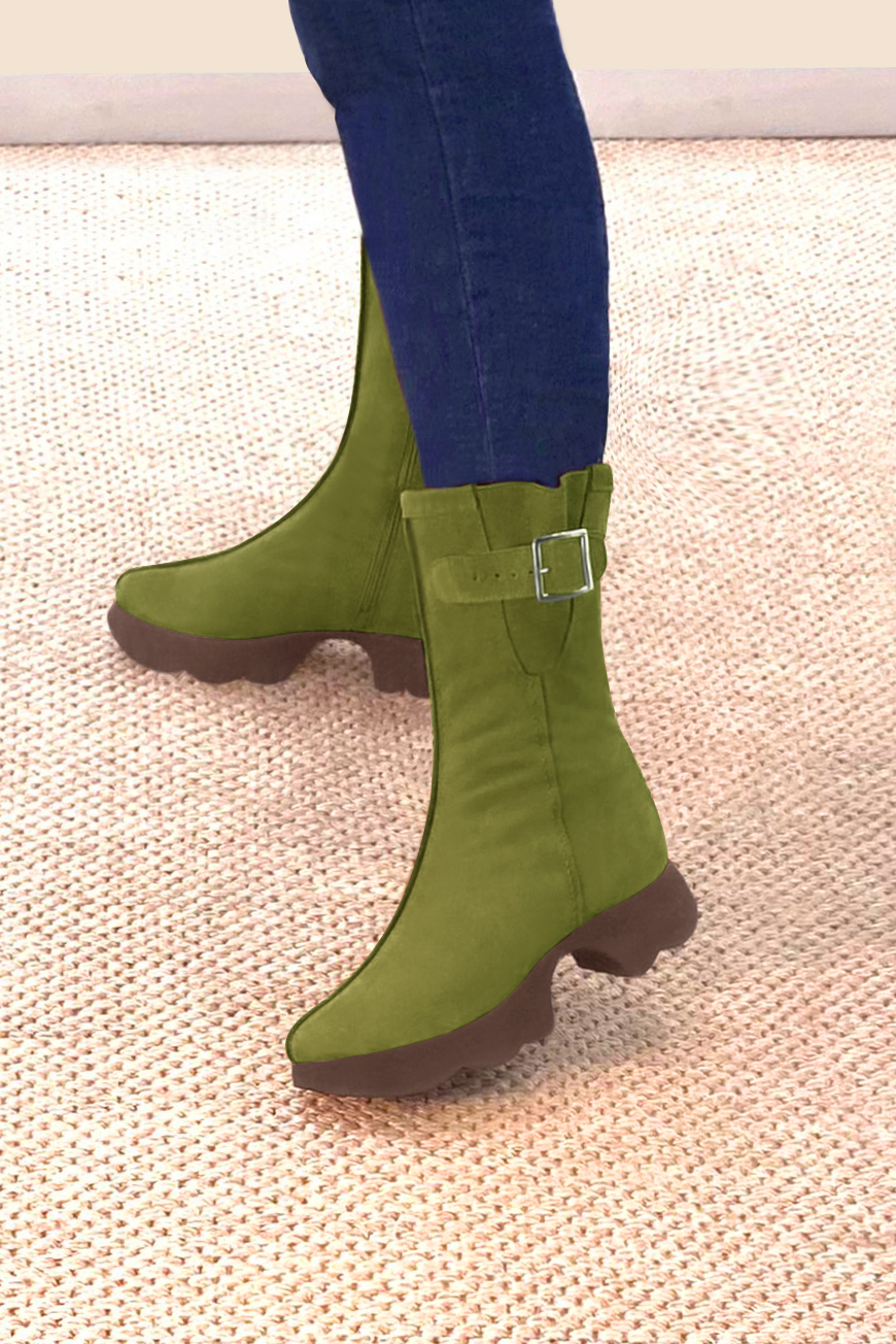 Boots femme : Boots fermeture éclair à l'intérieur couleur vert pistache. Bout rond. Semelle gomme petit talon. Vue du dessus - Florence KOOIJMAN