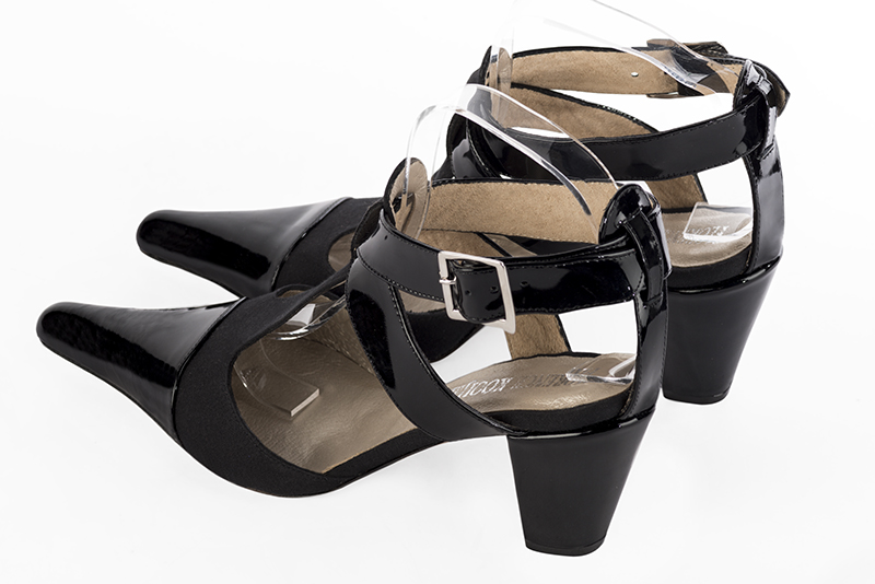 Chaussure femme à brides : Salomé ouverte à l'arrière couleur noir brillant. Bout pointu. Talon mi-haut conique. Vue arrière - Florence KOOIJMAN
