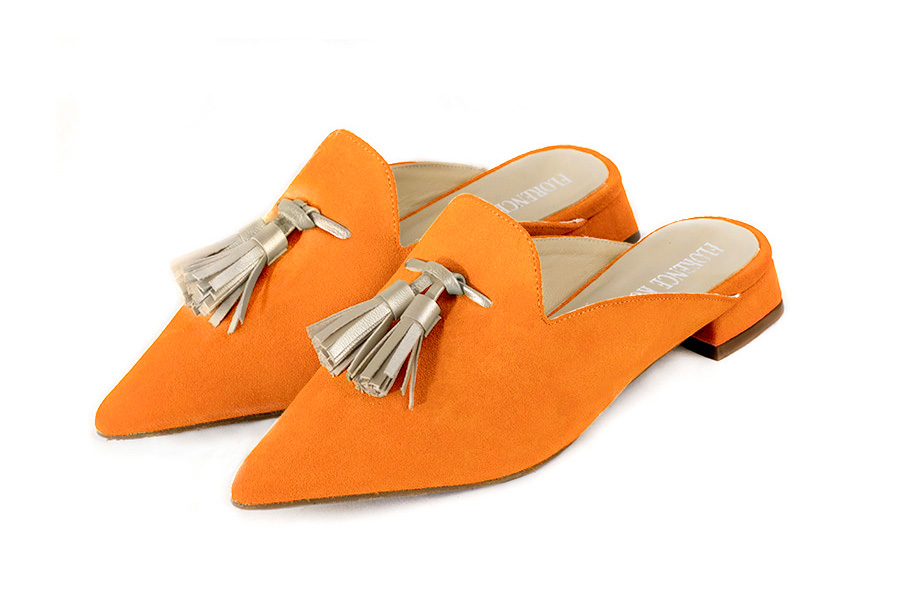 Mules mocassin élégantes et raffinées, coloris orange abricot et or doré. Bout pointu. Plat. Talon évasé. Cérémonie, soirée, cocktail, évènementiel. Personnalisation : Choix des cuirs, 
                des couleurs et des talons. Petites et grandes pointures. - Florence KOOIJMAN