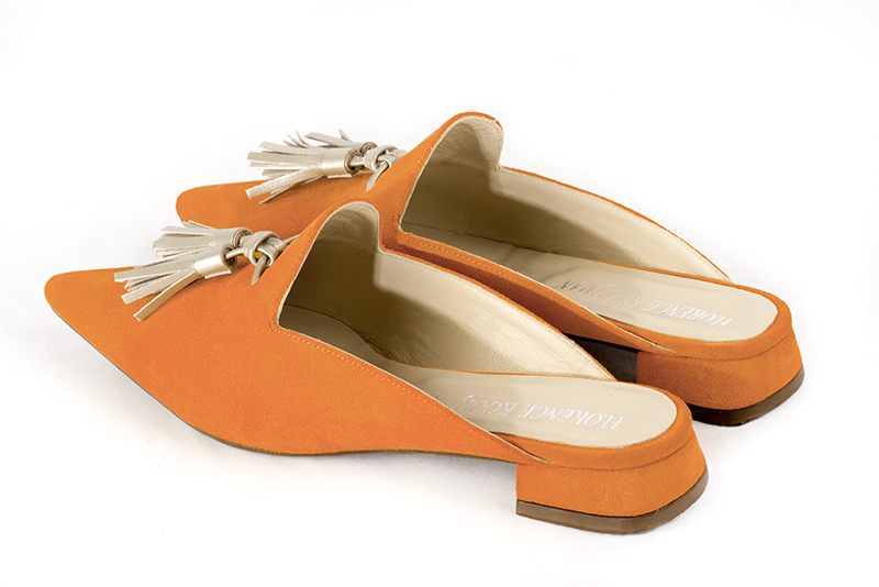 Chaussure femme à brides : Mule mocassin couleur orange abricot et or doré. Bout pointu. Talon plat évasé. Vue arrière - Florence KOOIJMAN