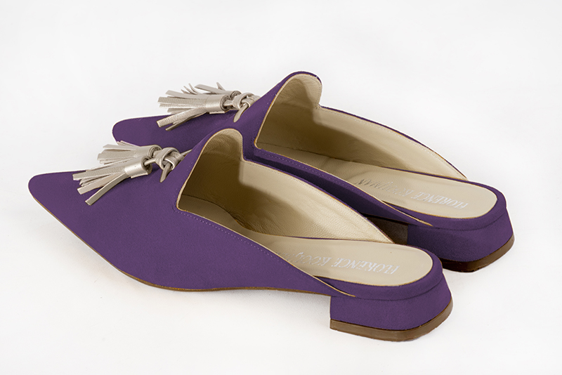 Chaussure femme à brides : Mule mocassin couleur violet améthyste et or doré. Bout pointu. Talon plat évasé. Vue arrière - Florence KOOIJMAN