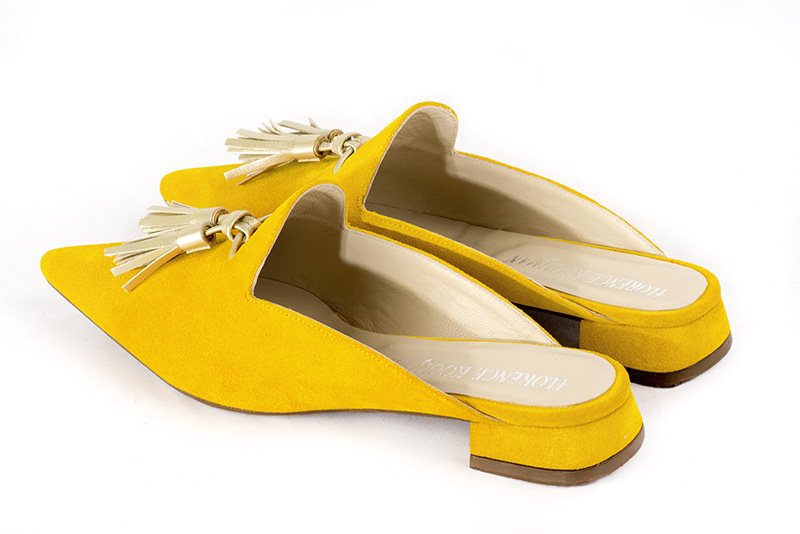 Chaussure femme à brides : Mule mocassin couleur jaune soleil et or doré. Bout pointu. Talon plat évasé. Vue arrière - Florence KOOIJMAN