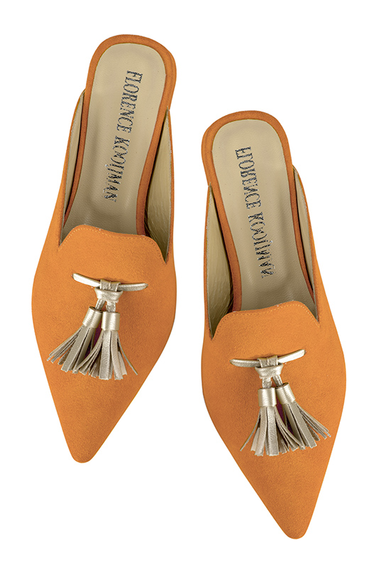 Chaussure femme à brides : Mule mocassin couleur orange abricot et or doré. Bout pointu. Talon plat évasé. Vue du dessus - Florence KOOIJMAN