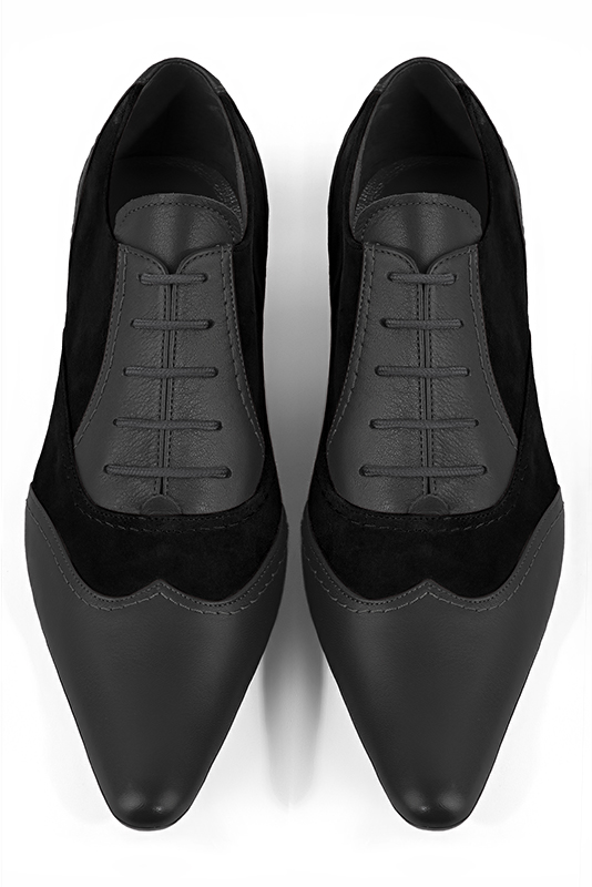 Chaussures homme à lacets type derbies ou richelieux :  couleur gris acier et noir mat.. Bout effilé. Semelle cuir talon plat. Vue du dessus - Florence KOOIJMAN
