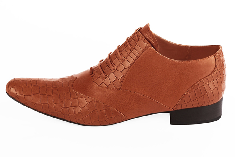 Chaussures homme à lacets type derbies ou richelieux :  couleur orange corail.. Bout rond. Semelle cuir talon plat. Vue de profil - Florence KOOIJMAN