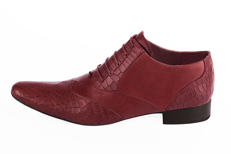 Chaussures homme à lacets type derbies ou richelieux :  couleur rouge carmin.. Bout rond. Semelle cuir talon plat. Vue de profil - Florence KOOIJMAN