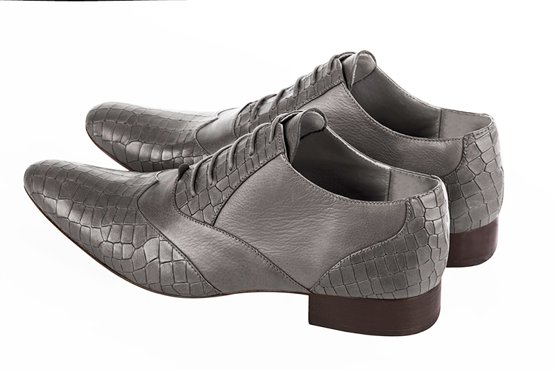 Chaussures homme à lacets type derbies ou richelieux :  couleur gris cendre.. Bout rond. Semelle cuir talon plat. Vue arrière - Florence KOOIJMAN