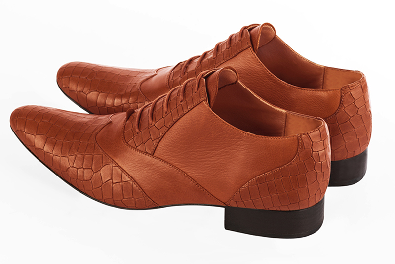 Chaussures homme à lacets type derbies ou richelieux :  couleur orange corail.. Bout rond. Semelle cuir talon plat. Vue arrière - Florence KOOIJMAN