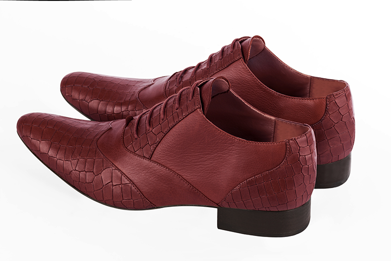 Chaussures homme à lacets type derbies ou richelieux :  couleur rouge carmin.. Bout rond. Semelle cuir talon plat. Vue arrière - Florence KOOIJMAN