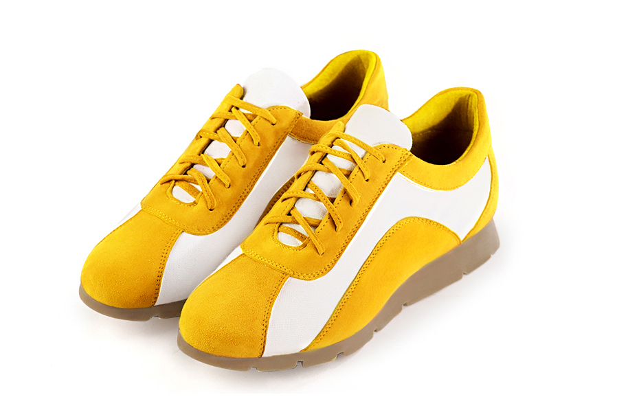 Basket femme habillée : Sneaker urbain bicolore couleur jaune soleil et blanc cassé. Semelle fine. Doublure cuir Vue avant - Florence KOOIJMAN