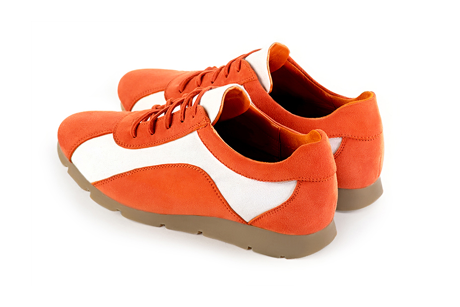 Basket femme habillée : Sneaker urbain bicolore couleur orange clémentine et blanc cassé. Semelle fine. Doublure cuir. Vue arrière - Florence KOOIJMAN