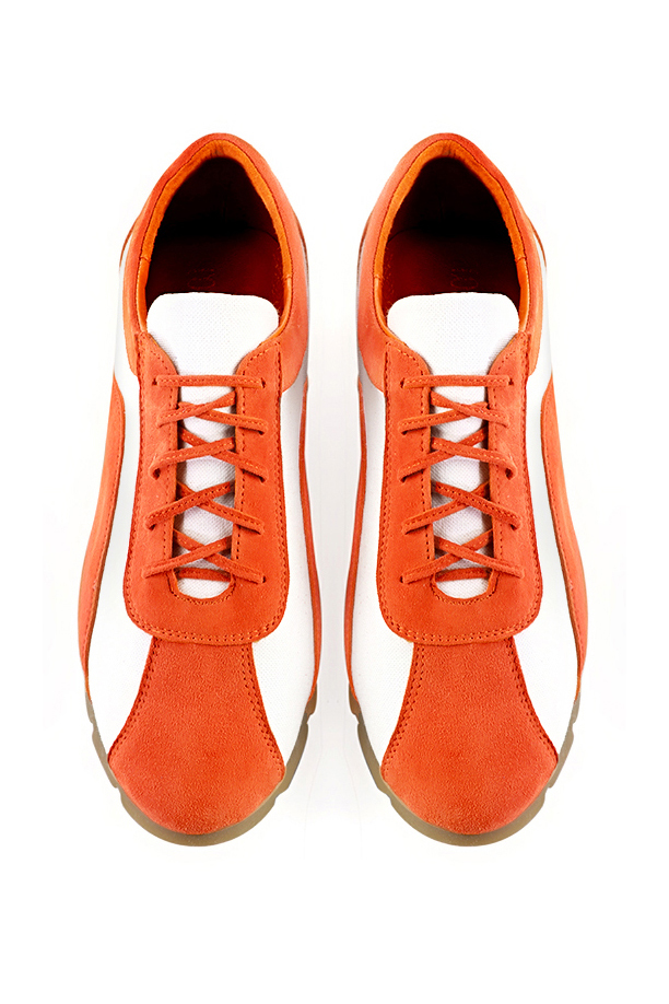 Basket femme habillée : Sneaker urbain bicolore couleur orange clémentine et blanc cassé. Semelle fine. Doublure cuir. Vue du dessus - Florence KOOIJMAN