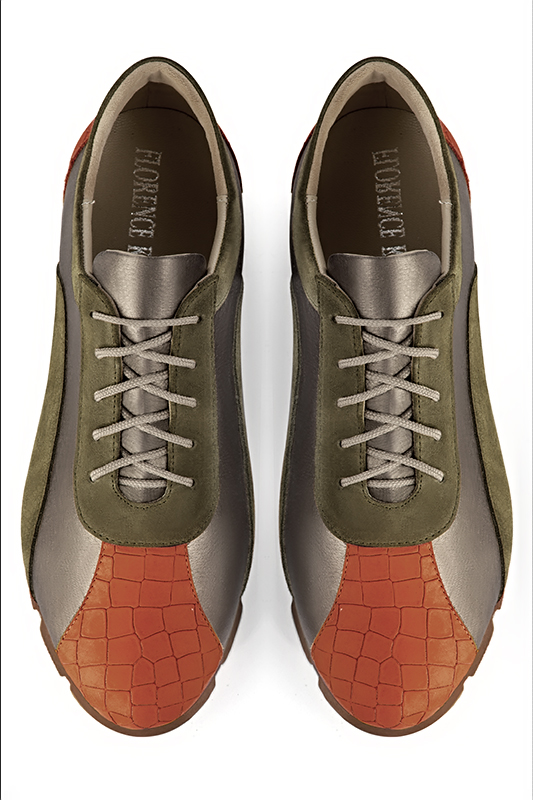 Basket femme habillée : Sneaker urbain tricolore couleur orange corail, marron taupe et vert kaki. Semelle fine. Doublure cuir. Vue du dessus - Florence KOOIJMAN