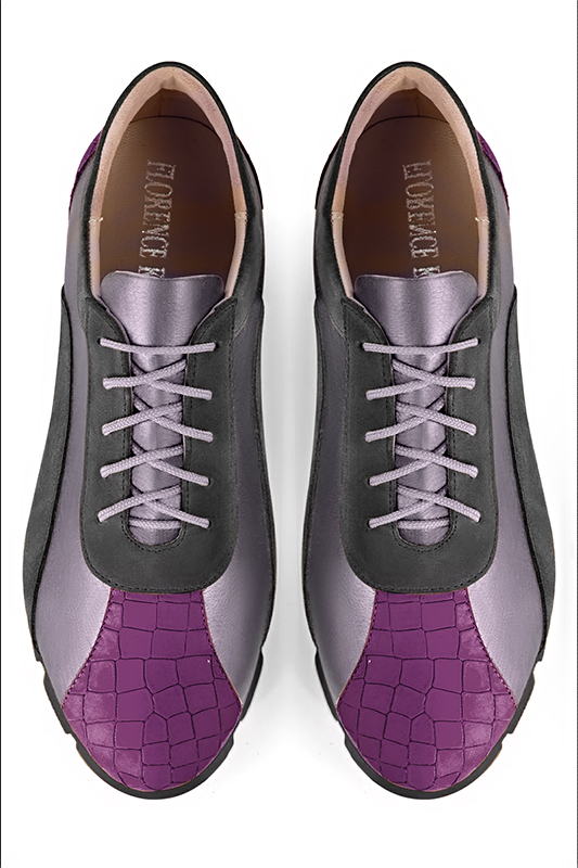 Chaussure femme à brides :  couleur violet mauve et gris acier. Bout rond. Semelle gomme talon plat. Vue du dessus - Florence KOOIJMAN