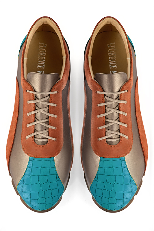 Basket femme habillée : Sneaker urbain tricolore couleur bleu turquoise, beige sahara et orange corail. Semelle fine. Doublure cuir. Vue du dessus - Florence KOOIJMAN