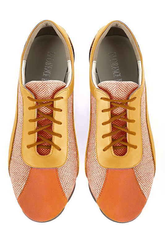 Basket femme habillée : Sneaker urbain bicolore couleur orange abricot et jaune ocre. Semelle fine. Doublure cuir. Vue du dessus - Florence KOOIJMAN