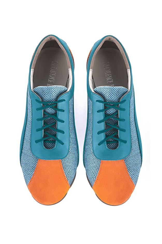 Basket femme habillée : Sneaker urbain bicolore couleur orange abricot et bleu canard. Semelle fine. Doublure cuir. Vue du dessus - Florence KOOIJMAN