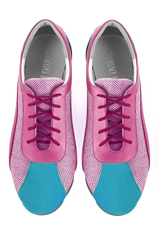 Chaussure femme à brides :  couleur bleu turquoise et rose camélia. Bout rond. Semelle gomme talon plat. Vue du dessus - Florence KOOIJMAN