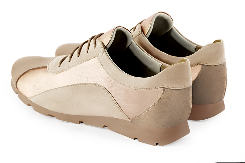 Basket femme habillée : Sneaker urbain bicolore couleur beige sahara, or doré et blanc ivoire. Semelle fine. Doublure cuir. Vue arrière - Florence KOOIJMAN