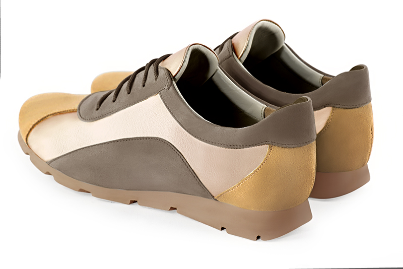 Basket femme habillée : Sneaker urbain tricolore couleur jaune ocre, or doré et gris galet. Semelle fine. Doublure cuir. Vue arrière - Florence KOOIJMAN
