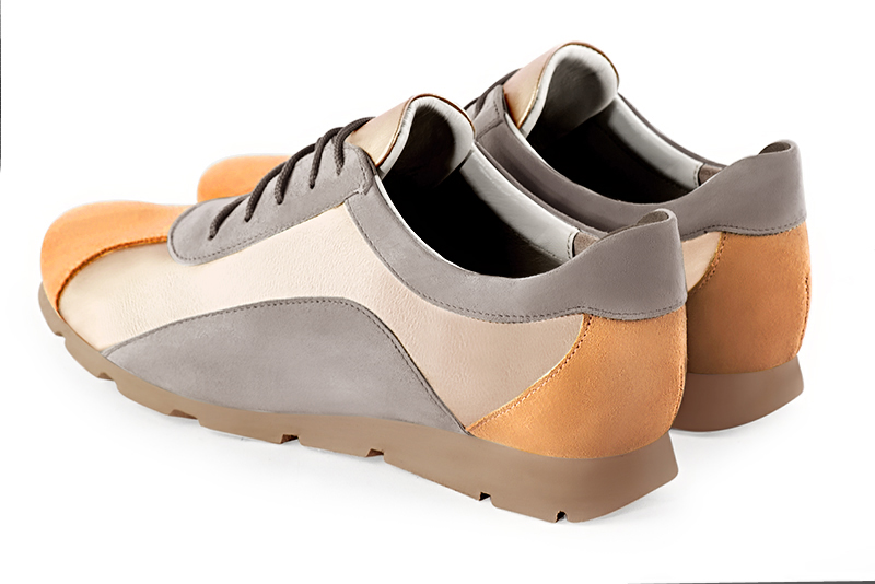 Basket femme habillée : Sneaker urbain tricolore couleur orange curcuma, or doré et gris galet. Semelle fine. Doublure cuir. Vue arrière - Florence KOOIJMAN