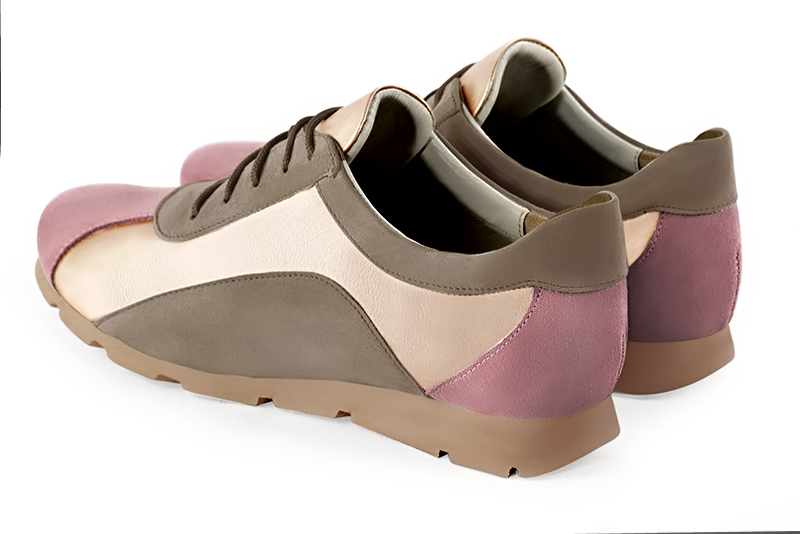 Basket femme habillée : Sneaker urbain tricolore couleur rose vieux rose, or doré et marron taupe. Semelle fine. Doublure cuir. Vue arrière - Florence KOOIJMAN