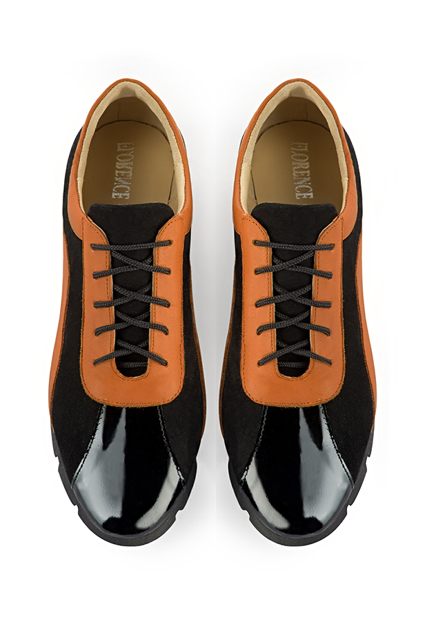 Basket femme habillée : Sneaker urbain bicolore couleur noir brillant et orange curcuma. Semelle fine. Doublure cuir. Vue du dessus - Florence KOOIJMAN