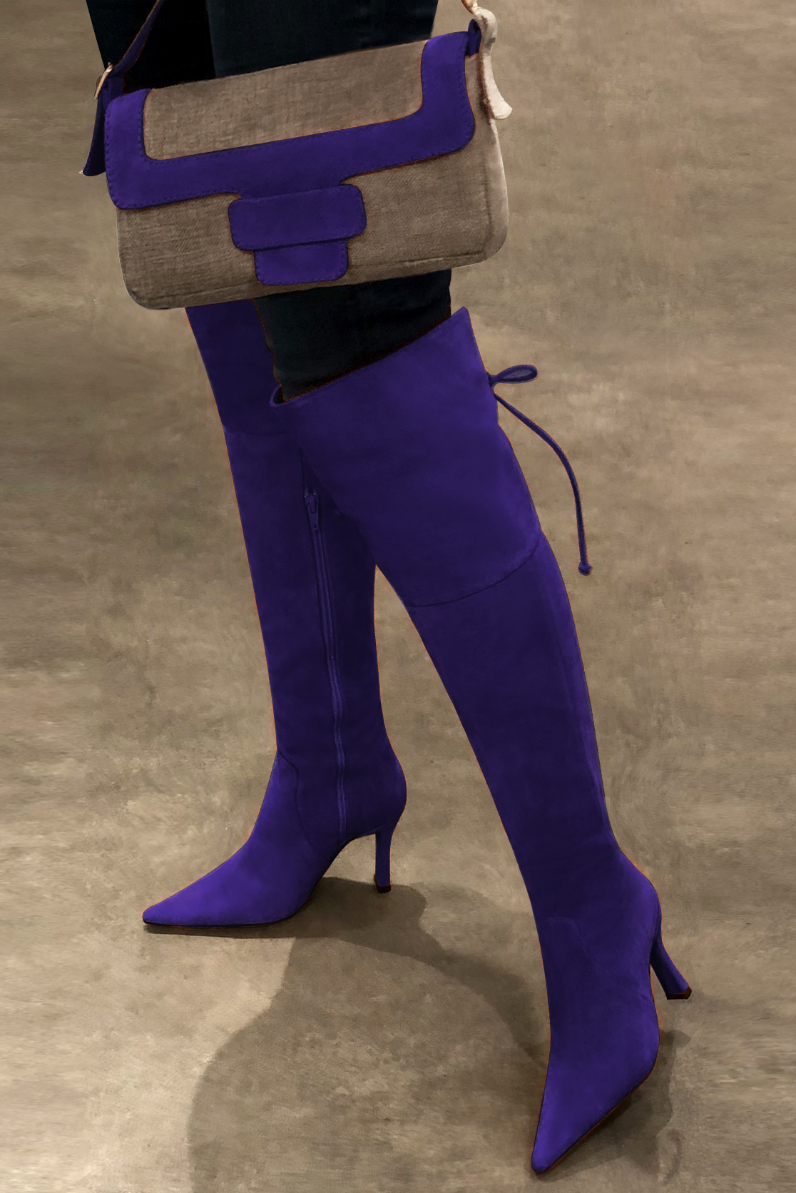 Cuissarde femme : Cuissardes femme en cuir sur mesures couleur violet outremer. Bout pointu. Talon très haut bobine. Vue porté - Florence KOOIJMAN