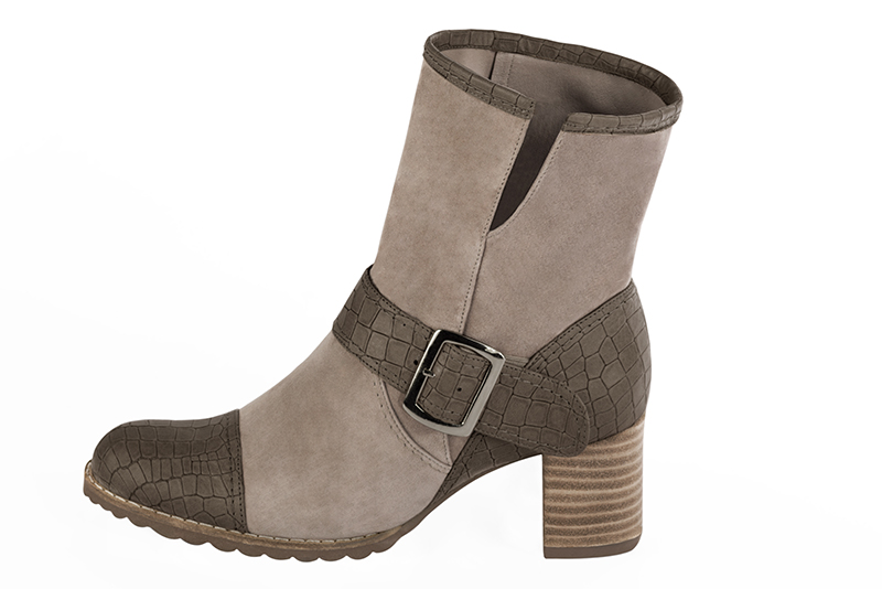 Bottines élégantes et raffinées avec des boucles sur le côté, coloris marron taupe et beige mastic. Bout rond. Mi-haut à haut. Talon bottier. Personnalisation : Choix des cuirs, des couleurs et des talons. Cou-de-pied sur mesure. - Florence KOOIJMAN