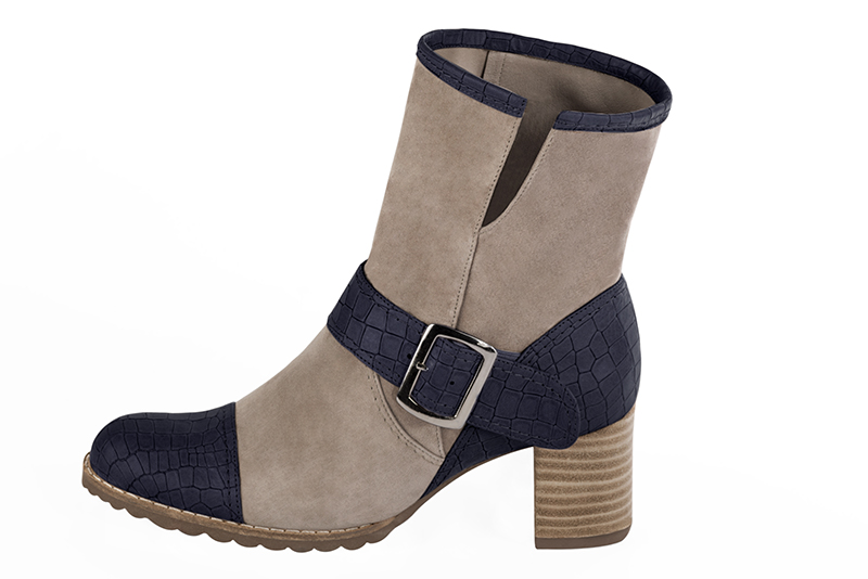 Bottines élégantes et raffinées avec des boucles sur le côté, coloris bleu marine et beige biscuit. Bout rond. Talon mi-haut bottier. Personnalisation : Choix des cuirs, des couleurs et des talons. Cou-de-pied sur mesure. - Florence KOOIJMAN