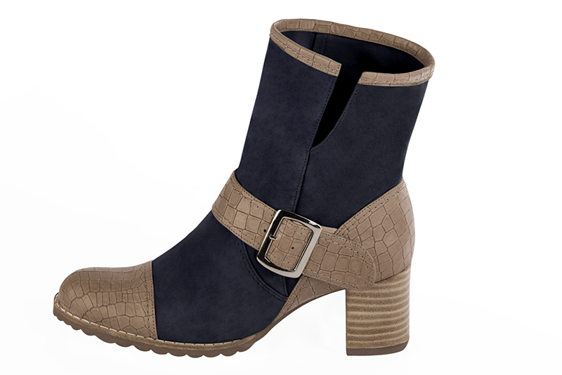 Bottines élégantes et raffinées avec des boucles sur le côté, coloris beige mastic et bleu marine. Bout rond. Mi-haut à haut. Talon bottier. Personnalisation : Choix des cuirs, des couleurs et des talons. Cou-de-pied sur mesure. - Florence KOOIJMAN
