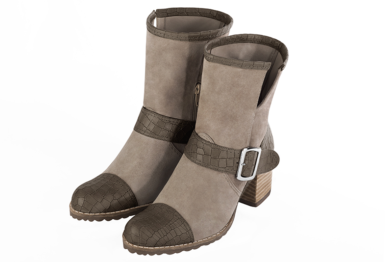 Bottines élégantes et raffinées avec des boucles sur le côté, coloris marron taupe et beige mastic. Bout rond. Mi-haut à haut. Talon bottier. Personnalisation : Choix des cuirs, des couleurs et des talons. Cou-de-pied sur mesure. - Florence KOOIJMAN