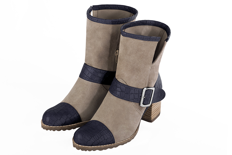 Bottines élégantes et raffinées avec des boucles sur le côté, coloris bleu marine et beige biscuit. Bout rond. Talon mi-haut bottier. Personnalisation : Choix des cuirs, des couleurs et des talons. Cou-de-pied sur mesure. - Florence KOOIJMAN