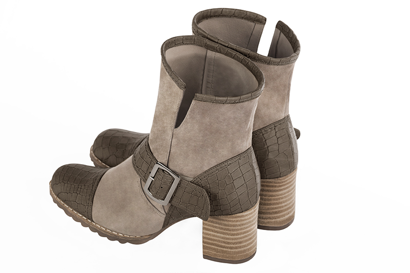 Bottines élégantes et raffinées avec des boucles sur le côté, coloris marron taupe et beige mastic. Bout rond. Mi-haut à haut. Talon bottier. Personnalisation : Choix des cuirs, des couleurs et des talons. Cou-de-pied sur mesure. - Florence KOOIJMAN