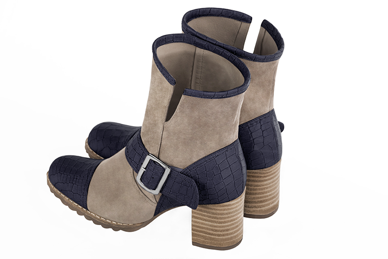 Bottines élégantes et raffinées avec des boucles sur le côté, coloris bleu marine et beige biscuit. Bout rond. Talon mi-haut bottier. Personnalisation : Choix des cuirs, des couleurs et des talons. Cou-de-pied sur mesure. - Florence KOOIJMAN