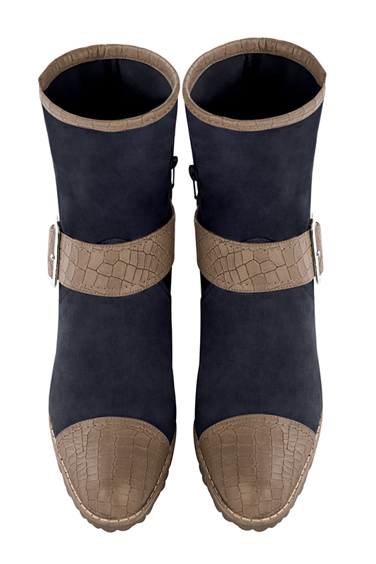 Bottines élégantes et raffinées avec des boucles sur le côté, coloris beige mastic et bleu marine. Bout rond. Mi-haut à haut. Talon bottier. Personnalisation : Choix des cuirs, des couleurs et des talons. Cou-de-pied sur mesure. - Florence KOOIJMAN